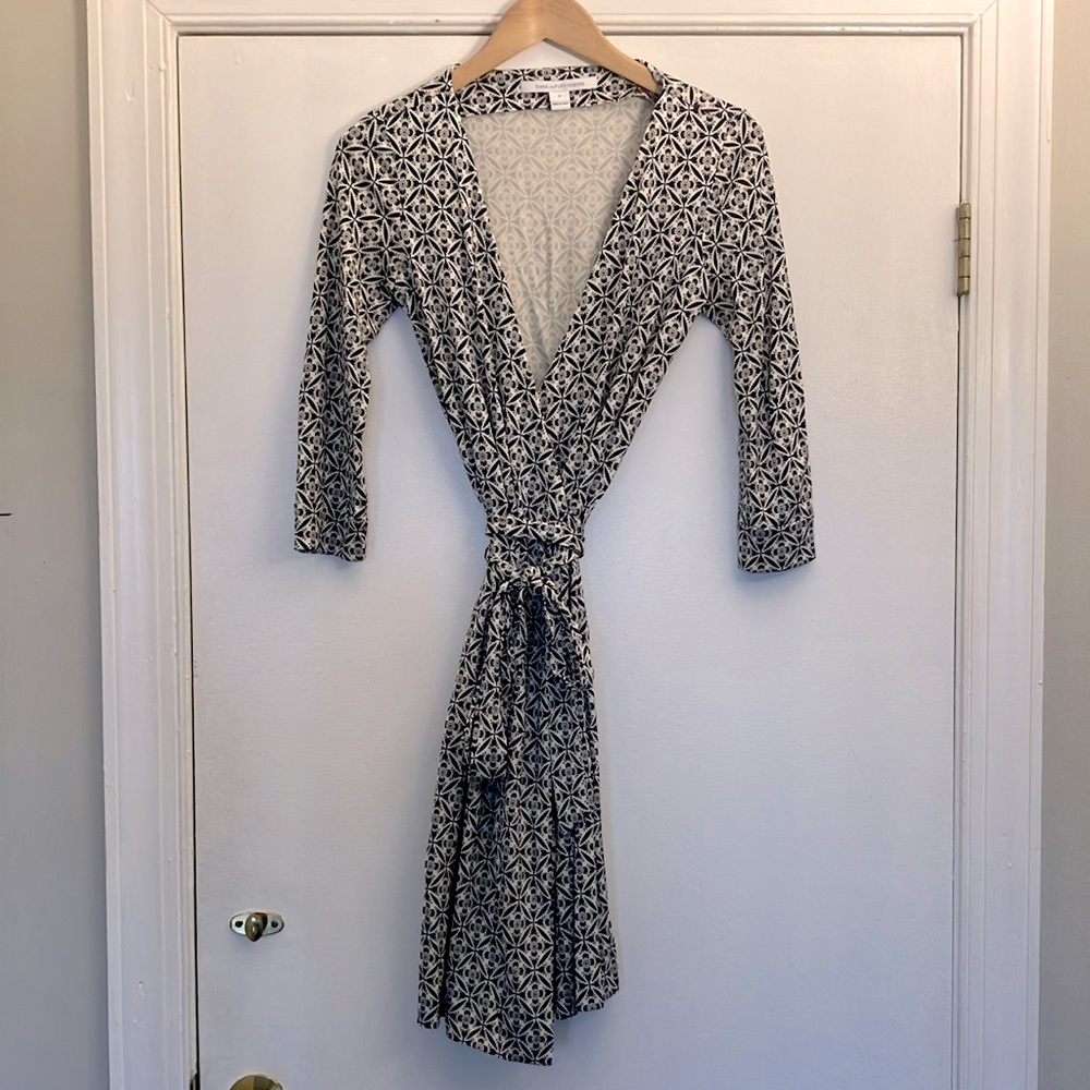Diane Von Furstenberg wrap dress, size 4, navy and white